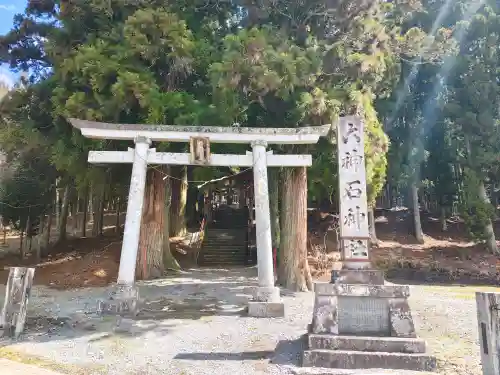 六神石神社の{uncategorized: "未分類", other: "その他", undefined: "問題あり", building: "その他建物", grave: "お墓", sacred_gate: "鳥居", guardian: "狛犬", statue: "像", buddha: "仏像", history: "歴史", nature: "自然", garden: "庭園", animal: "動物", pagoda: "塔", temizu: "手水舎", mountain_gate: "山門・神門", sanctuary: "本殿・本堂", subordinate: "末社・摂社", art: "芸術", scenery: "景色", jizo: "地蔵", ema: "絵馬", goshuin: "御朱印", omikuji: "おみくじ", items: "授与品その他", amulet: "お守り", goshuincho: "御朱印帳", eats: "食事", festival: "お祭り", votive_dance: "神楽", shichigosan: "七五三参", wedding: "結婚式", experience: "体験その他", initially: "初詣", around: "周辺", anti_infection: "感染症対策"}