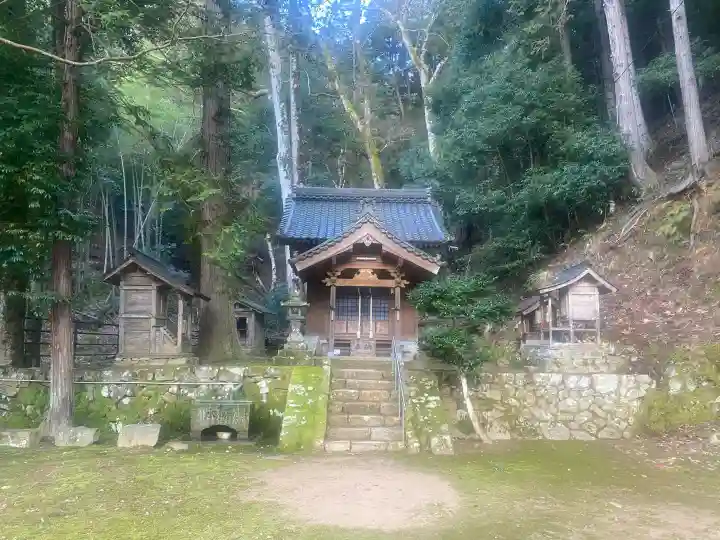 水谷神社の{uncategorized: "未分類", other: "その他", undefined: "問題あり", building: "その他建物", grave: "お墓", sacred_gate: "鳥居", guardian: "狛犬", statue: "像", buddha: "仏像", history: "歴史", nature: "自然", garden: "庭園", animal: "動物", pagoda: "塔", temizu: "手水舎", mountain_gate: "山門・神門", sanctuary: "本殿・本堂", subordinate: "末社・摂社", art: "芸術", scenery: "景色", jizo: "地蔵", ema: "絵馬", goshuin: "御朱印", omikuji: "おみくじ", items: "授与品その他", amulet: "お守り", goshuincho: "御朱印帳", eats: "食事", festival: "お祭り", votive_dance: "神楽", shichigosan: "七五三参", wedding: "結婚式", experience: "体験その他", initially: "初詣", around: "周辺", anti_infection: "感染症対策"}