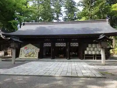 雄山神社前立社壇の本殿