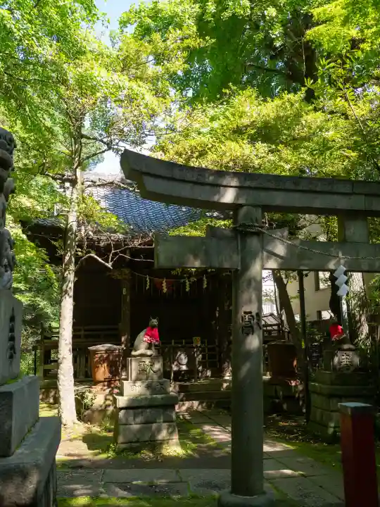 四合稲荷神社の{uncategorized: "未分類", other: "その他", undefined: "問題あり", building: "その他建物", grave: "お墓", sacred_gate: "鳥居", guardian: "狛犬", statue: "像", buddha: "仏像", history: "歴史", nature: "自然", garden: "庭園", animal: "動物", pagoda: "塔", temizu: "手水舎", mountain_gate: "山門・神門", sanctuary: "本殿・本堂", subordinate: "末社・摂社", art: "芸術", scenery: "景色", jizo: "地蔵", ema: "絵馬", goshuin: "御朱印", omikuji: "おみくじ", items: "授与品その他", amulet: "お守り", goshuincho: "御朱印帳", eats: "食事", festival: "お祭り", votive_dance: "神楽", shichigosan: "七五三参", wedding: "結婚式", experience: "体験その他", initially: "初詣", around: "周辺", anti_infection: "感染症対策"}