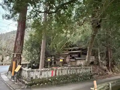 丹生神社(丹生川上神社中社摂社)の{uncategorized: "未分類", other: "その他", undefined: "問題あり", building: "その他建物", grave: "お墓", sacred_gate: "鳥居", guardian: "狛犬", statue: "像", buddha: "仏像", history: "歴史", nature: "自然", garden: "庭園", animal: "動物", pagoda: "塔", temizu: "手水舎", mountain_gate: "山門・神門", sanctuary: "本殿・本堂", subordinate: "末社・摂社", art: "芸術", scenery: "景色", jizo: "地蔵", ema: "絵馬", goshuin: "御朱印", omikuji: "おみくじ", items: "授与品その他", amulet: "お守り", goshuincho: "御朱印帳", eats: "食事", festival: "お祭り", votive_dance: "神楽", shichigosan: "七五三参", wedding: "結婚式", experience: "体験その他", initially: "初詣", around: "周辺", anti_infection: "感染症対策"}