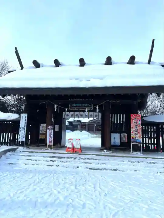 札幌護國神社の山門・神門