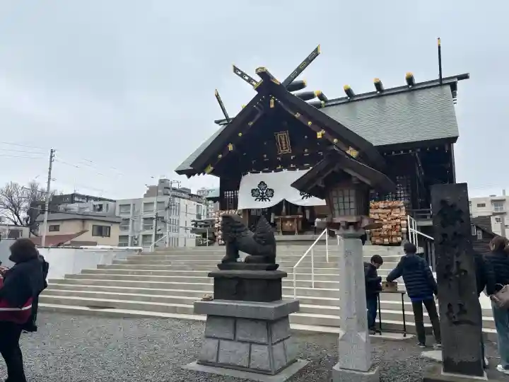 札幌諏訪神社の{uncategorized: "未分類", other: "その他", undefined: "問題あり", building: "その他建物", grave: "お墓", sacred_gate: "鳥居", guardian: "狛犬", statue: "像", buddha: "仏像", history: "歴史", nature: "自然", garden: "庭園", animal: "動物", pagoda: "塔", temizu: "手水舎", mountain_gate: "山門・神門", sanctuary: "本殿・本堂", subordinate: "末社・摂社", art: "芸術", scenery: "景色", jizo: "地蔵", ema: "絵馬", goshuin: "御朱印", omikuji: "おみくじ", items: "授与品その他", amulet: "お守り", goshuincho: "御朱印帳", eats: "食事", festival: "お祭り", votive_dance: "神楽", shichigosan: "七五三参", wedding: "結婚式", experience: "体験その他", initially: "初詣", around: "周辺", anti_infection: "感染症対策"}