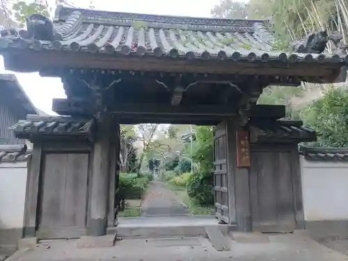 幡降寺の山門