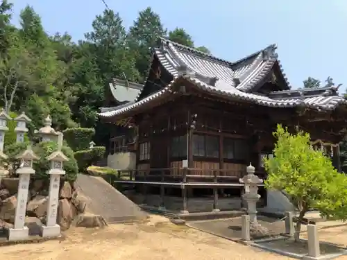 男山神社の本殿