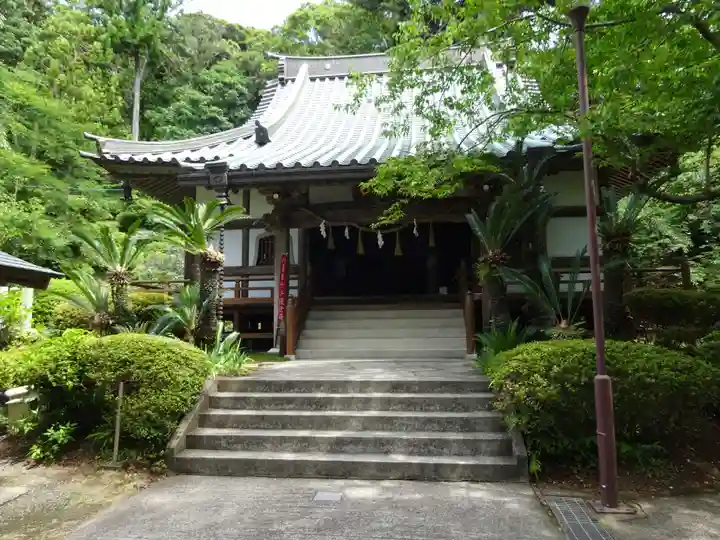 真野寺の本殿・本堂
