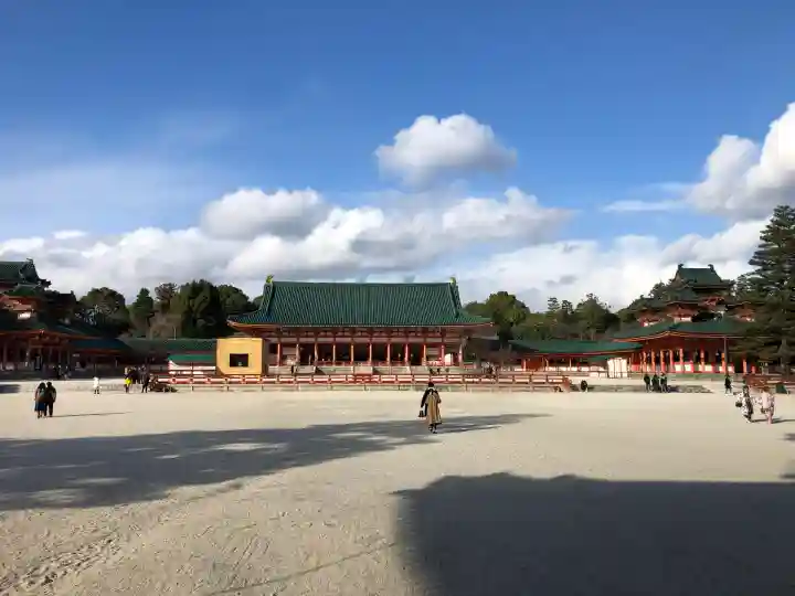 平安神宮の{uncategorized: "未分類", other: "その他", undefined: "問題あり", building: "その他建物", grave: "お墓", sacred_gate: "鳥居", guardian: "狛犬", statue: "像", buddha: "仏像", history: "歴史", nature: "自然", garden: "庭園", animal: "動物", pagoda: "塔", temizu: "手水舎", mountain_gate: "山門・神門", sanctuary: "本殿・本堂", subordinate: "末社・摂社", art: "芸術", scenery: "景色", jizo: "地蔵", ema: "絵馬", goshuin: "御朱印", omikuji: "おみくじ", items: "授与品その他", amulet: "お守り", goshuincho: "御朱印帳", eats: "食事", festival: "お祭り", votive_dance: "神楽", shichigosan: "七五三参", wedding: "結婚式", experience: "体験その他", initially: "初詣", around: "周辺", anti_infection: "感染症対策"}