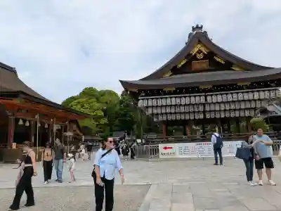 八坂神社(祇園さん)の{uncategorized: "未分類", other: "その他", undefined: "問題あり", building: "その他建物", grave: "お墓", sacred_gate: "鳥居", guardian: "狛犬", statue: "像", buddha: "仏像", history: "歴史", nature: "自然", garden: "庭園", animal: "動物", pagoda: "塔", temizu: "手水舎", mountain_gate: "山門・神門", sanctuary: "本殿・本堂", subordinate: "末社・摂社", art: "芸術", scenery: "景色", jizo: "地蔵", ema: "絵馬", goshuin: "御朱印", omikuji: "おみくじ", items: "授与品その他", amulet: "お守り", goshuincho: "御朱印帳", eats: "食事", festival: "お祭り", votive_dance: "神楽", shichigosan: "七五三参", wedding: "結婚式", experience: "体験その他", initially: "初詣", around: "周辺", anti_infection: "感染症対策"}