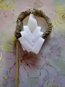 無病息災・疫病退散を祈願した茅輪を郵送にて頒布しております。ご希望の方は下記リンクよりお申し込みください。
※お支払いは現金書留のみとなっております。下記にて申し込みの上、茅輪の玉串料(1体につき300円)と送料・手数料200円を現金書留にて「倉敷市児島赤崎4-15-26」までお送りくださいませ。
https://www.izumokurashiki.com/%E3%81%8A%E5%95%8F%E5%90%88%E3%81%9B%E4%BA%88%E7%B4%84