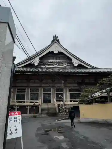東本願寺の{uncategorized: "未分類", other: "その他", undefined: "問題あり", building: "その他建物", grave: "お墓", sacred_gate: "鳥居", guardian: "狛犬", statue: "像", buddha: "仏像", history: "歴史", nature: "自然", garden: "庭園", animal: "動物", pagoda: "塔", temizu: "手水舎", mountain_gate: "山門・神門", sanctuary: "本殿・本堂", subordinate: "末社・摂社", art: "芸術", scenery: "景色", jizo: "地蔵", ema: "絵馬", goshuin: "御朱印", omikuji: "おみくじ", items: "授与品その他", amulet: "お守り", goshuincho: "御朱印帳", eats: "食事", festival: "お祭り", votive_dance: "神楽", shichigosan: "七五三参", wedding: "結婚式", experience: "体験その他", initially: "初詣", around: "周辺", anti_infection: "感染症対策"}