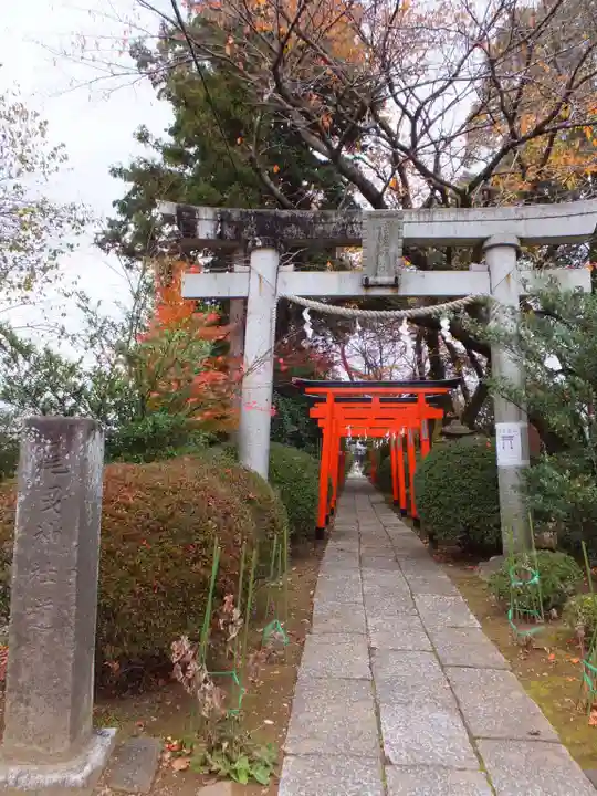 尾曳稲荷神社の鳥居