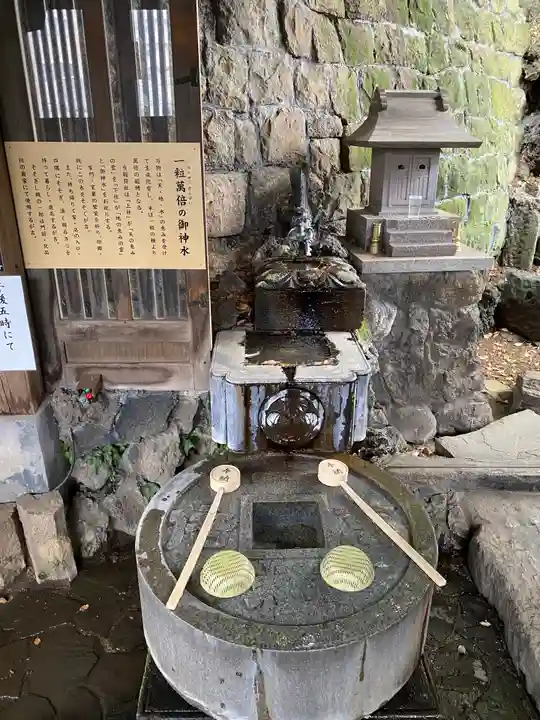品川神社の手水舎