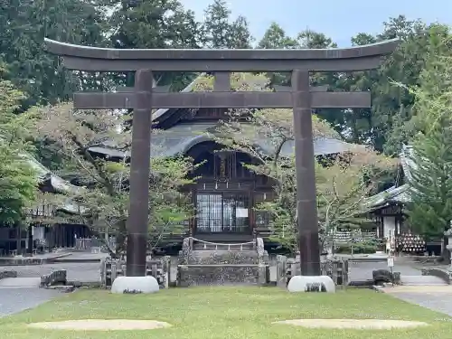 馬見岡綿向神社の{uncategorized: "未分類", other: "その他", undefined: "問題あり", building: "その他建物", grave: "お墓", sacred_gate: "鳥居", guardian: "狛犬", statue: "像", buddha: "仏像", history: "歴史", nature: "自然", garden: "庭園", animal: "動物", pagoda: "塔", temizu: "手水舎", mountain_gate: "山門・神門", sanctuary: "本殿・本堂", subordinate: "末社・摂社", art: "芸術", scenery: "景色", jizo: "地蔵", ema: "絵馬", goshuin: "御朱印", omikuji: "おみくじ", items: "授与品その他", amulet: "お守り", goshuincho: "御朱印帳", eats: "食事", festival: "お祭り", votive_dance: "神楽", shichigosan: "七五三参", wedding: "結婚式", experience: "体験その他", initially: "初詣", around: "周辺", anti_infection: "感染症対策"}