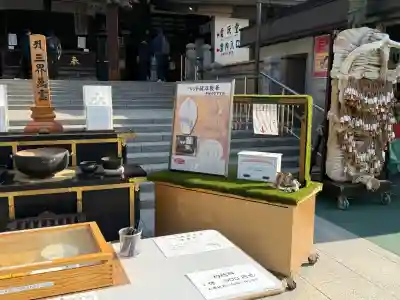 成田山深川不動堂（新勝寺東京別院）の{uncategorized: "未分類", other: "その他", undefined: "問題あり", building: "その他建物", grave: "お墓", sacred_gate: "鳥居", guardian: "狛犬", statue: "像", buddha: "仏像", history: "歴史", nature: "自然", garden: "庭園", animal: "動物", pagoda: "塔", temizu: "手水舎", mountain_gate: "山門・神門", sanctuary: "本殿・本堂", subordinate: "末社・摂社", art: "芸術", scenery: "景色", jizo: "地蔵", ema: "絵馬", goshuin: "御朱印", omikuji: "おみくじ", items: "授与品その他", amulet: "お守り", goshuincho: "御朱印帳", eats: "食事", festival: "お祭り", votive_dance: "神楽", shichigosan: "七五三参", wedding: "結婚式", experience: "体験その他", initially: "初詣", around: "周辺", anti_infection: "感染症対策"}