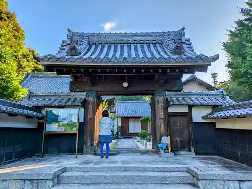 感応寺の山門