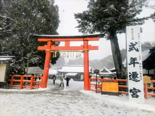 賀茂別雷神社（上賀茂神社）の{uncategorized: "未分類", other: "その他", undefined: "問題あり", building: "その他建物", grave: "お墓", sacred_gate: "鳥居", guardian: "狛犬", statue: "像", buddha: "仏像", history: "歴史", nature: "自然", garden: "庭園", animal: "動物", pagoda: "塔", temizu: "手水舎", mountain_gate: "山門・神門", sanctuary: "本殿・本堂", subordinate: "末社・摂社", art: "芸術", scenery: "景色", jizo: "地蔵", ema: "絵馬", goshuin: "御朱印", omikuji: "おみくじ", items: "授与品その他", amulet: "お守り", goshuincho: "御朱印帳", eats: "食事", festival: "お祭り", votive_dance: "神楽", shichigosan: "七五三参", wedding: "結婚式", experience: "体験その他", initially: "初詣", around: "周辺", anti_infection: "感染症対策"}
