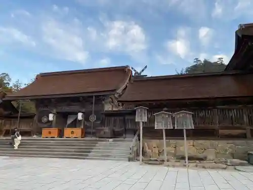 出雲大社の{uncategorized: "未分類", other: "その他", undefined: "問題あり", building: "その他建物", grave: "お墓", sacred_gate: "鳥居", guardian: "狛犬", statue: "像", buddha: "仏像", history: "歴史", nature: "自然", garden: "庭園", animal: "動物", pagoda: "塔", temizu: "手水舎", mountain_gate: "山門・神門", sanctuary: "本殿・本堂", subordinate: "末社・摂社", art: "芸術", scenery: "景色", jizo: "地蔵", ema: "絵馬", goshuin: "御朱印", omikuji: "おみくじ", items: "授与品その他", amulet: "お守り", goshuincho: "御朱印帳", eats: "食事", festival: "お祭り", votive_dance: "神楽", shichigosan: "七五三参", wedding: "結婚式", experience: "体験その他", initially: "初詣", around: "周辺", anti_infection: "感染症対策"}
