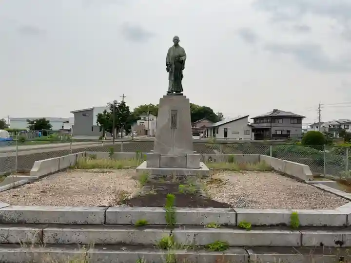 尾張神社(小針)の像