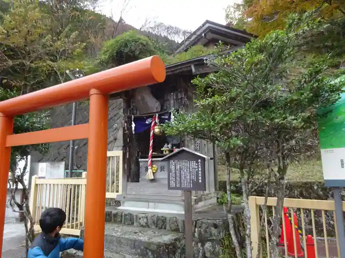 根之元神社の本殿