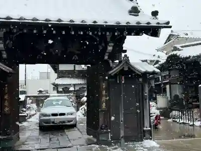 延寿寺/日荷堂の{uncategorized: "未分類", other: "その他", undefined: "問題あり", building: "その他建物", grave: "お墓", sacred_gate: "鳥居", guardian: "狛犬", statue: "像", buddha: "仏像", history: "歴史", nature: "自然", garden: "庭園", animal: "動物", pagoda: "塔", temizu: "手水舎", mountain_gate: "山門・神門", sanctuary: "本殿・本堂", subordinate: "末社・摂社", art: "芸術", scenery: "景色", jizo: "地蔵", ema: "絵馬", goshuin: "御朱印", omikuji: "おみくじ", items: "授与品その他", amulet: "お守り", goshuincho: "御朱印帳", eats: "食事", festival: "お祭り", votive_dance: "神楽", shichigosan: "七五三参", wedding: "結婚式", experience: "体験その他", initially: "初詣", around: "周辺", anti_infection: "感染症対策"}