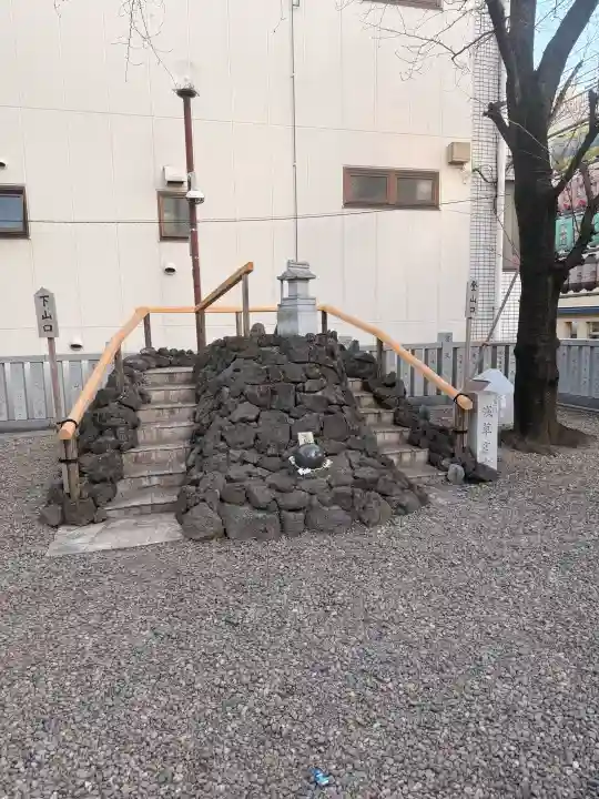 浅草富士浅間神社の{uncategorized: "未分類", other: "その他", undefined: "問題あり", building: "その他建物", grave: "お墓", sacred_gate: "鳥居", guardian: "狛犬", statue: "像", buddha: "仏像", history: "歴史", nature: "自然", garden: "庭園", animal: "動物", pagoda: "塔", temizu: "手水舎", mountain_gate: "山門・神門", sanctuary: "本殿・本堂", subordinate: "末社・摂社", art: "芸術", scenery: "景色", jizo: "地蔵", ema: "絵馬", goshuin: "御朱印", omikuji: "おみくじ", items: "授与品その他", amulet: "お守り", goshuincho: "御朱印帳", eats: "食事", festival: "お祭り", votive_dance: "神楽", shichigosan: "七五三参", wedding: "結婚式", experience: "体験その他", initially: "初詣", around: "周辺", anti_infection: "感染症対策"}