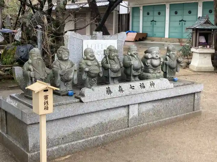 藤森神社の{uncategorized: "未分類", other: "その他", undefined: "問題あり", building: "その他建物", grave: "お墓", sacred_gate: "鳥居", guardian: "狛犬", statue: "像", buddha: "仏像", history: "歴史", nature: "自然", garden: "庭園", animal: "動物", pagoda: "塔", temizu: "手水舎", mountain_gate: "山門・神門", sanctuary: "本殿・本堂", subordinate: "末社・摂社", art: "芸術", scenery: "景色", jizo: "地蔵", ema: "絵馬", goshuin: "御朱印", omikuji: "おみくじ", items: "授与品その他", amulet: "お守り", goshuincho: "御朱印帳", eats: "食事", festival: "お祭り", votive_dance: "神楽", shichigosan: "七五三参", wedding: "結婚式", experience: "体験その他", initially: "初詣", around: "周辺", anti_infection: "感染症対策"}