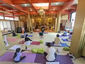 毎週水曜日の11時より1時間
ほっと身体をゆるめて
身体を整え心がととのう
お寺ヨガの時間です。
からだがかたくても大丈夫。
難しいポーズを無理してやるのではなく
できるところまでやってみる
自分の痛いところ、凝っているところはどこかを知る
ゆったりなヨガです。
初回体験は無料
1回1500円
5回で5000円(3ヶ月以内)のチケットあり
お申し込みは
chiisorasorasora@gmail.com
まで。