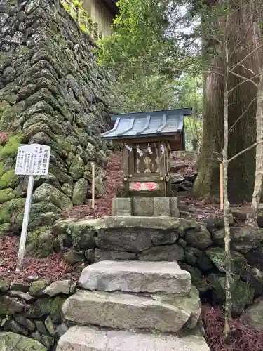 砥鹿神社（奥宮）の{uncategorized: "未分類", other: "その他", undefined: "問題あり", building: "その他建物", grave: "お墓", sacred_gate: "鳥居", guardian: "狛犬", statue: "像", buddha: "仏像", history: "歴史", nature: "自然", garden: "庭園", animal: "動物", pagoda: "塔", temizu: "手水舎", mountain_gate: "山門・神門", sanctuary: "本殿・本堂", subordinate: "末社・摂社", art: "芸術", scenery: "景色", jizo: "地蔵", ema: "絵馬", goshuin: "御朱印", omikuji: "おみくじ", items: "授与品その他", amulet: "お守り", goshuincho: "御朱印帳", eats: "食事", festival: "お祭り", votive_dance: "神楽", shichigosan: "七五三参", wedding: "結婚式", experience: "体験その他", initially: "初詣", around: "周辺", anti_infection: "感染症対策"}