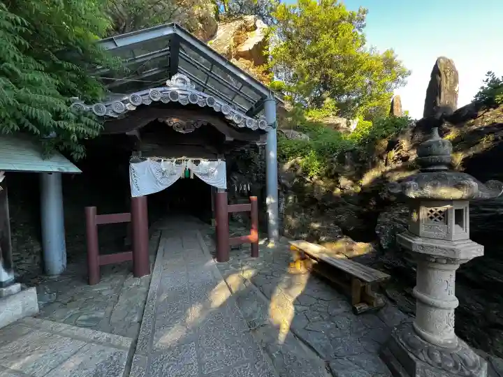 鹽竈神社の{uncategorized: "未分類", other: "その他", undefined: "問題あり", building: "その他建物", grave: "お墓", sacred_gate: "鳥居", guardian: "狛犬", statue: "像", buddha: "仏像", history: "歴史", nature: "自然", garden: "庭園", animal: "動物", pagoda: "塔", temizu: "手水舎", mountain_gate: "山門・神門", sanctuary: "本殿・本堂", subordinate: "末社・摂社", art: "芸術", scenery: "景色", jizo: "地蔵", ema: "絵馬", goshuin: "御朱印", omikuji: "おみくじ", items: "授与品その他", amulet: "お守り", goshuincho: "御朱印帳", eats: "食事", festival: "お祭り", votive_dance: "神楽", shichigosan: "七五三参", wedding: "結婚式", experience: "体験その他", initially: "初詣", around: "周辺", anti_infection: "感染症対策"}