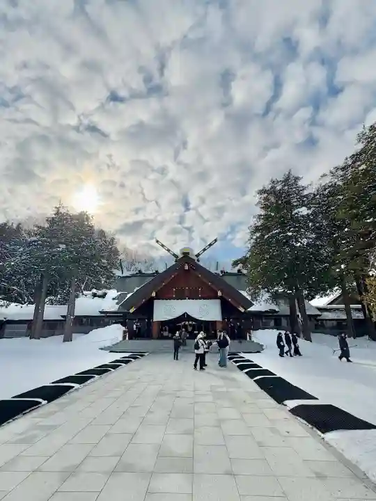 北海道神宮の{uncategorized: "未分類", other: "その他", undefined: "問題あり", building: "その他建物", grave: "お墓", sacred_gate: "鳥居", guardian: "狛犬", statue: "像", buddha: "仏像", history: "歴史", nature: "自然", garden: "庭園", animal: "動物", pagoda: "塔", temizu: "手水舎", mountain_gate: "山門・神門", sanctuary: "本殿・本堂", subordinate: "末社・摂社", art: "芸術", scenery: "景色", jizo: "地蔵", ema: "絵馬", goshuin: "御朱印", omikuji: "おみくじ", items: "授与品その他", amulet: "お守り", goshuincho: "御朱印帳", eats: "食事", festival: "お祭り", votive_dance: "神楽", shichigosan: "七五三参", wedding: "結婚式", experience: "体験その他", initially: "初詣", around: "周辺", anti_infection: "感染症対策"}