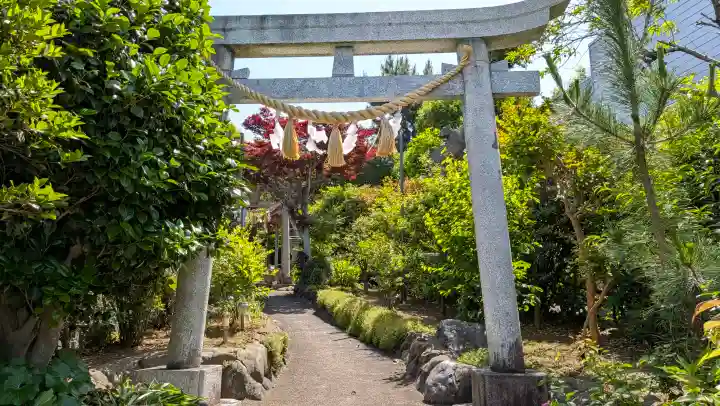 横浜御嶽神社の{uncategorized: "未分類", other: "その他", undefined: "問題あり", building: "その他建物", grave: "お墓", sacred_gate: "鳥居", guardian: "狛犬", statue: "像", buddha: "仏像", history: "歴史", nature: "自然", garden: "庭園", animal: "動物", pagoda: "塔", temizu: "手水舎", mountain_gate: "山門・神門", sanctuary: "本殿・本堂", subordinate: "末社・摂社", art: "芸術", scenery: "景色", jizo: "地蔵", ema: "絵馬", goshuin: "御朱印", omikuji: "おみくじ", items: "授与品その他", amulet: "お守り", goshuincho: "御朱印帳", eats: "食事", festival: "お祭り", votive_dance: "神楽", shichigosan: "七五三参", wedding: "結婚式", experience: "体験その他", initially: "初詣", around: "周辺", anti_infection: "感染症対策"}