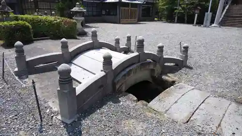 宇波西神社の庭園