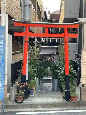 稲荷神社（鶴見区仲通）の{uncategorized: "未分類", other: "その他", undefined: "問題あり", building: "その他建物", grave: "お墓", sacred_gate: "鳥居", guardian: "狛犬", statue: "像", buddha: "仏像", history: "歴史", nature: "自然", garden: "庭園", animal: "動物", pagoda: "塔", temizu: "手水舎", mountain_gate: "山門・神門", sanctuary: "本殿・本堂", subordinate: "末社・摂社", art: "芸術", scenery: "景色", jizo: "地蔵", ema: "絵馬", goshuin: "御朱印", omikuji: "おみくじ", items: "授与品その他", amulet: "お守り", goshuincho: "御朱印帳", eats: "食事", festival: "お祭り", votive_dance: "神楽", shichigosan: "七五三参", wedding: "結婚式", experience: "体験その他", initially: "初詣", around: "周辺", anti_infection: "感染症対策"}