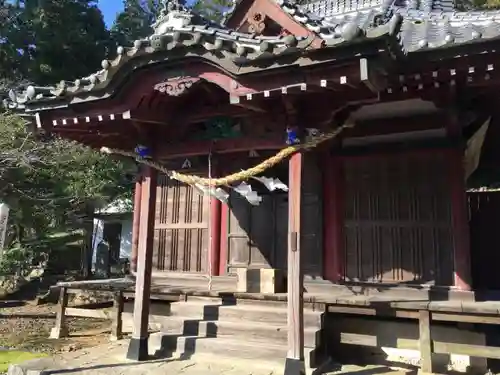 露垂根神社の本殿