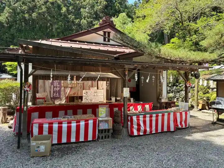 日光大室高龗神社の{uncategorized: "未分類", other: "その他", undefined: "問題あり", building: "その他建物", grave: "お墓", sacred_gate: "鳥居", guardian: "狛犬", statue: "像", buddha: "仏像", history: "歴史", nature: "自然", garden: "庭園", animal: "動物", pagoda: "塔", temizu: "手水舎", mountain_gate: "山門・神門", sanctuary: "本殿・本堂", subordinate: "末社・摂社", art: "芸術", scenery: "景色", jizo: "地蔵", ema: "絵馬", goshuin: "御朱印", omikuji: "おみくじ", items: "授与品その他", amulet: "お守り", goshuincho: "御朱印帳", eats: "食事", festival: "お祭り", votive_dance: "神楽", shichigosan: "七五三参", wedding: "結婚式", experience: "体験その他", initially: "初詣", around: "周辺", anti_infection: "感染症対策"}