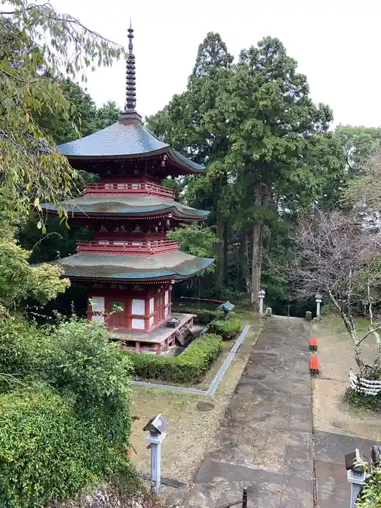 目の霊山 油山寺の塔