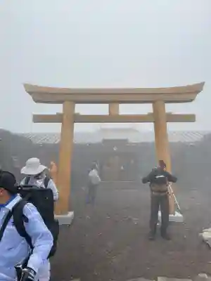 富士山頂上浅間大社奥宮の鳥居