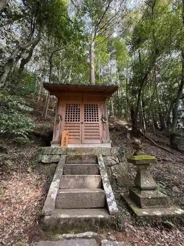 八幡神社松平東照宮の{uncategorized: "未分類", other: "その他", undefined: "問題あり", building: "その他建物", grave: "お墓", sacred_gate: "鳥居", guardian: "狛犬", statue: "像", buddha: "仏像", history: "歴史", nature: "自然", garden: "庭園", animal: "動物", pagoda: "塔", temizu: "手水舎", mountain_gate: "山門・神門", sanctuary: "本殿・本堂", subordinate: "末社・摂社", art: "芸術", scenery: "景色", jizo: "地蔵", ema: "絵馬", goshuin: "御朱印", omikuji: "おみくじ", items: "授与品その他", amulet: "お守り", goshuincho: "御朱印帳", eats: "食事", festival: "お祭り", votive_dance: "神楽", shichigosan: "七五三参", wedding: "結婚式", experience: "体験その他", initially: "初詣", around: "周辺", anti_infection: "感染症対策"}