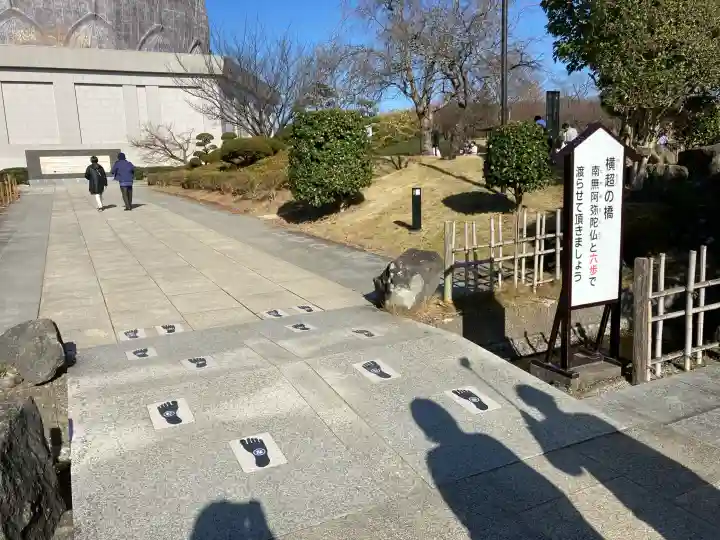 東本願寺本廟 牛久浄苑(牛久大仏)の{uncategorized: "未分類", other: "その他", undefined: "問題あり", building: "その他建物", grave: "お墓", sacred_gate: "鳥居", guardian: "狛犬", statue: "像", buddha: "仏像", history: "歴史", nature: "自然", garden: "庭園", animal: "動物", pagoda: "塔", temizu: "手水舎", mountain_gate: "山門・神門", sanctuary: "本殿・本堂", subordinate: "末社・摂社", art: "芸術", scenery: "景色", jizo: "地蔵", ema: "絵馬", goshuin: "御朱印", omikuji: "おみくじ", items: "授与品その他", amulet: "お守り", goshuincho: "御朱印帳", eats: "食事", festival: "お祭り", votive_dance: "神楽", shichigosan: "七五三参", wedding: "結婚式", experience: "体験その他", initially: "初詣", around: "周辺", anti_infection: "感染症対策"}