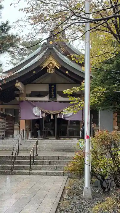 彌彦神社 (伊夜日子神社)の{uncategorized: "未分類", other: "その他", undefined: "問題あり", building: "その他建物", grave: "お墓", sacred_gate: "鳥居", guardian: "狛犬", statue: "像", buddha: "仏像", history: "歴史", nature: "自然", garden: "庭園", animal: "動物", pagoda: "塔", temizu: "手水舎", mountain_gate: "山門・神門", sanctuary: "本殿・本堂", subordinate: "末社・摂社", art: "芸術", scenery: "景色", jizo: "地蔵", ema: "絵馬", goshuin: "御朱印", omikuji: "おみくじ", items: "授与品その他", amulet: "お守り", goshuincho: "御朱印帳", eats: "食事", festival: "お祭り", votive_dance: "神楽", shichigosan: "七五三参", wedding: "結婚式", experience: "体験その他", initially: "初詣", around: "周辺", anti_infection: "感染症対策"}