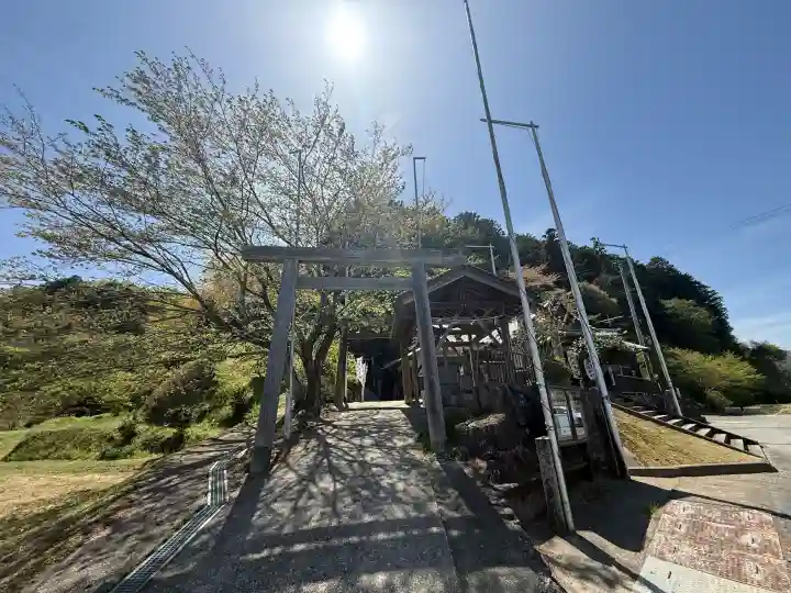 松尾神社の{uncategorized: "未分類", other: "その他", undefined: "問題あり", building: "その他建物", grave: "お墓", sacred_gate: "鳥居", guardian: "狛犬", statue: "像", buddha: "仏像", history: "歴史", nature: "自然", garden: "庭園", animal: "動物", pagoda: "塔", temizu: "手水舎", mountain_gate: "山門・神門", sanctuary: "本殿・本堂", subordinate: "末社・摂社", art: "芸術", scenery: "景色", jizo: "地蔵", ema: "絵馬", goshuin: "御朱印", omikuji: "おみくじ", items: "授与品その他", amulet: "お守り", goshuincho: "御朱印帳", eats: "食事", festival: "お祭り", votive_dance: "神楽", shichigosan: "七五三参", wedding: "結婚式", experience: "体験その他", initially: "初詣", around: "周辺", anti_infection: "感染症対策"}
