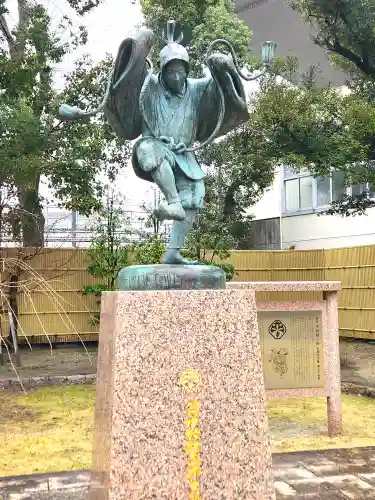 豊國神社の像