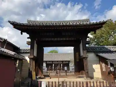新薬師寺の山門・神門