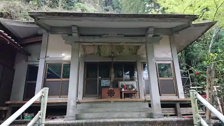 荒沢不動尊の本殿・本堂