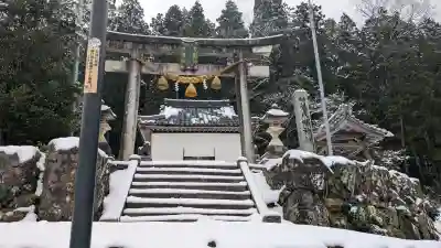 八幡神社（西浅井町小山）の{uncategorized: "未分類", other: "その他", undefined: "問題あり", building: "その他建物", grave: "お墓", sacred_gate: "鳥居", guardian: "狛犬", statue: "像", buddha: "仏像", history: "歴史", nature: "自然", garden: "庭園", animal: "動物", pagoda: "塔", temizu: "手水舎", mountain_gate: "山門・神門", sanctuary: "本殿・本堂", subordinate: "末社・摂社", art: "芸術", scenery: "景色", jizo: "地蔵", ema: "絵馬", goshuin: "御朱印", omikuji: "おみくじ", items: "授与品その他", amulet: "お守り", goshuincho: "御朱印帳", eats: "食事", festival: "お祭り", votive_dance: "神楽", shichigosan: "七五三参", wedding: "結婚式", experience: "体験その他", initially: "初詣", around: "周辺", anti_infection: "感染症対策"}