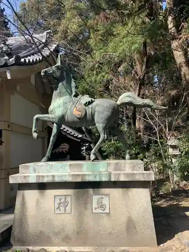 漆部神社の像