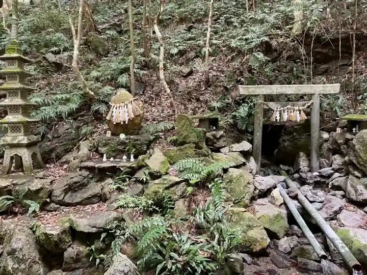 天の岩戸神社の{uncategorized: "未分類", other: "その他", undefined: "問題あり", building: "その他建物", grave: "お墓", sacred_gate: "鳥居", guardian: "狛犬", statue: "像", buddha: "仏像", history: "歴史", nature: "自然", garden: "庭園", animal: "動物", pagoda: "塔", temizu: "手水舎", mountain_gate: "山門・神門", sanctuary: "本殿・本堂", subordinate: "末社・摂社", art: "芸術", scenery: "景色", jizo: "地蔵", ema: "絵馬", goshuin: "御朱印", omikuji: "おみくじ", items: "授与品その他", amulet: "お守り", goshuincho: "御朱印帳", eats: "食事", festival: "お祭り", votive_dance: "神楽", shichigosan: "七五三参", wedding: "結婚式", experience: "体験その他", initially: "初詣", around: "周辺", anti_infection: "感染症対策"}