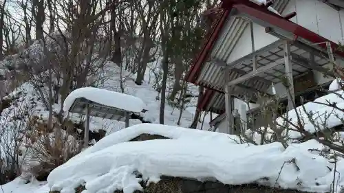 小谷石神社の{uncategorized: "未分類", other: "その他", undefined: "問題あり", building: "その他建物", grave: "お墓", sacred_gate: "鳥居", guardian: "狛犬", statue: "像", buddha: "仏像", history: "歴史", nature: "自然", garden: "庭園", animal: "動物", pagoda: "塔", temizu: "手水舎", mountain_gate: "山門・神門", sanctuary: "本殿・本堂", subordinate: "末社・摂社", art: "芸術", scenery: "景色", jizo: "地蔵", ema: "絵馬", goshuin: "御朱印", omikuji: "おみくじ", items: "授与品その他", amulet: "お守り", goshuincho: "御朱印帳", eats: "食事", festival: "お祭り", votive_dance: "神楽", shichigosan: "七五三参", wedding: "結婚式", experience: "体験その他", initially: "初詣", around: "周辺", anti_infection: "感染症対策"}