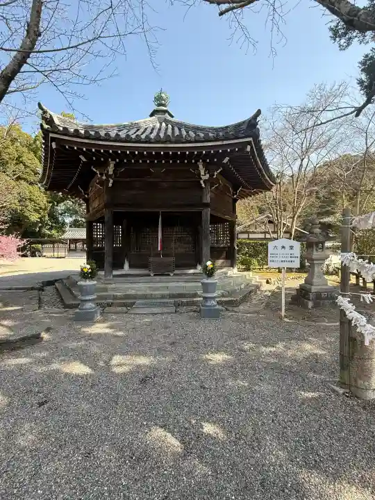 粉河寺の{uncategorized: "未分類", other: "その他", undefined: "問題あり", building: "その他建物", grave: "お墓", sacred_gate: "鳥居", guardian: "狛犬", statue: "像", buddha: "仏像", history: "歴史", nature: "自然", garden: "庭園", animal: "動物", pagoda: "塔", temizu: "手水舎", mountain_gate: "山門・神門", sanctuary: "本殿・本堂", subordinate: "末社・摂社", art: "芸術", scenery: "景色", jizo: "地蔵", ema: "絵馬", goshuin: "御朱印", omikuji: "おみくじ", items: "授与品その他", amulet: "お守り", goshuincho: "御朱印帳", eats: "食事", festival: "お祭り", votive_dance: "神楽", shichigosan: "七五三参", wedding: "結婚式", experience: "体験その他", initially: "初詣", around: "周辺", anti_infection: "感染症対策"}