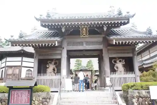 秋葉總本殿可睡斎の山門・神門